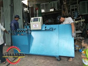 Các nhân viên kỷ thuật đang hướng dẫn khách hàng tại Cần Thơ sử dụng máy bẻ đai sắt