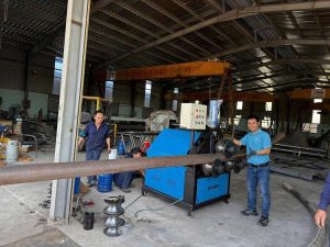 Khách hàng nhận Máy uốn cuộn vòng tròn của CHIHO
