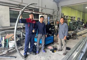 Khách hàng nhận Máy uốn ba trục thủy lực ø90 Mo-90 của CHIHO