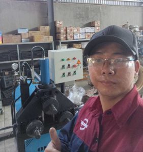 Khách hàng nhận Máy uốn cuộn vòng tròn của CHIHO