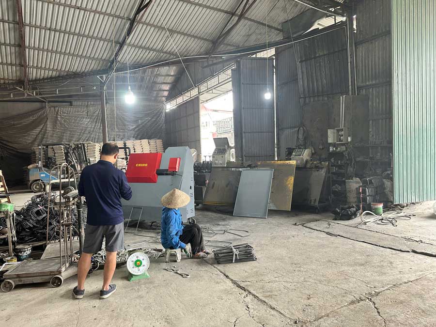 Khách hàng kiểm tra vận hành máy CH 10 chạy đai 8 gai tại VLXD Sơn Đông.