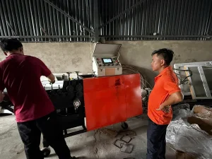 Khách hàng nhận Máy bẻ đai sắt tự động Cá Heo Việt CHIHO – CHV01 của CHIHO