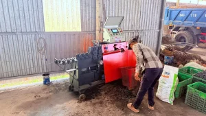 Khách hàng nhận Máy bẻ đai sắt tự động Cá Heo Việt CHIHO – CHV01 của CHIHO